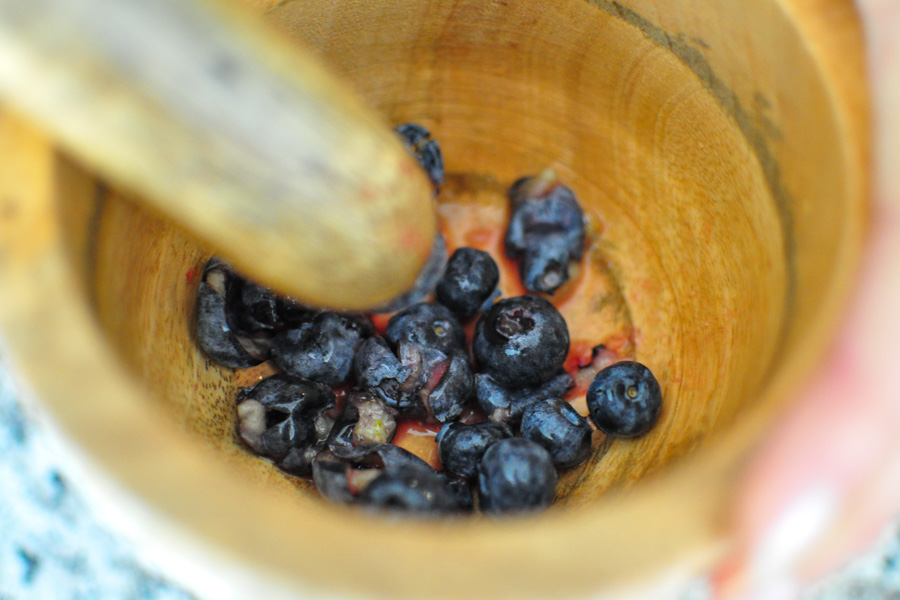 Juicing blueberries juice