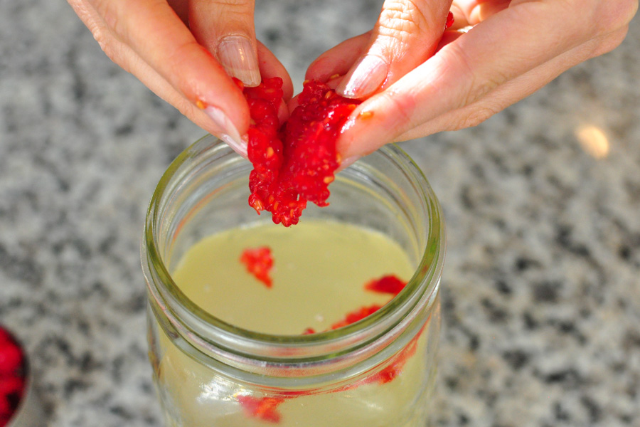 Making raspberry water kefir