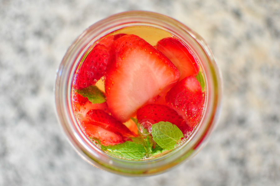 Making strawberry water kefir mint