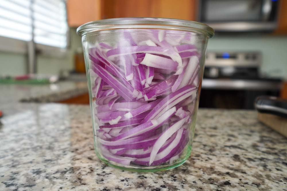 Sliced red onions fermentation